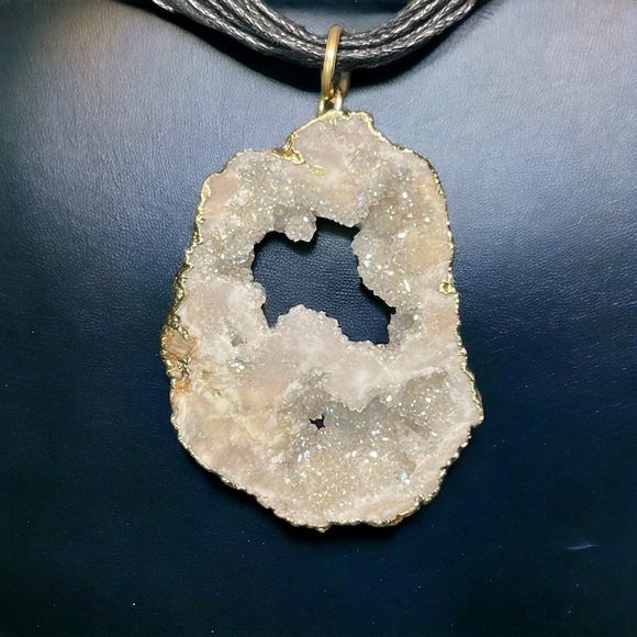 Quartz Geode Stone Pendant Necklace Gold Tone Black Corded Necklace - Picture 1 of 13